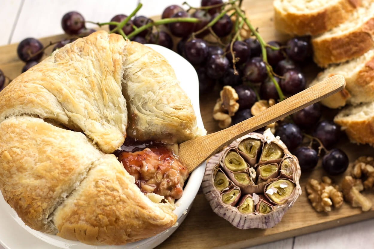Vegan Baked Brie in Puff Pastry (Vegan Brie en Croute) Vegan Baked Brie in Puff Pastry (Vegan Brie en Croute)